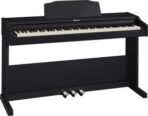 整体外观干净而坚固的88键电钢琴：Roland RP102 88-key Weighted Keyboard Digital Piano